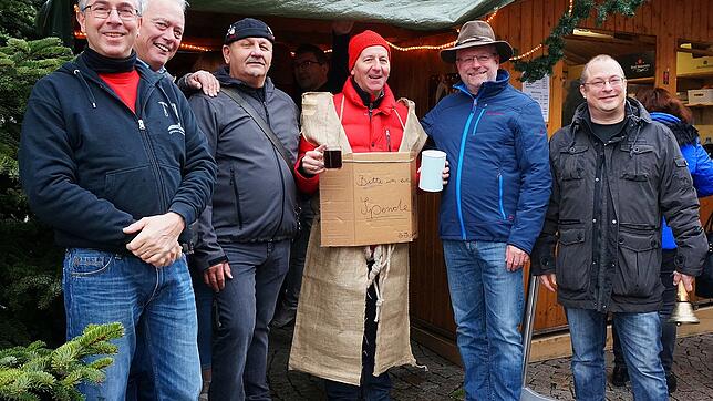 Glühwein zum Auftakt: Oberbürgermeister Philipp Frank durfte sich vor seinem Bettelgang durch Tiengen am Löwendenkmal mit Glühwein ...