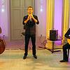 Im Spiegelsaal des Museums Art Plus sind drei Klezmermusiker von Weltklasse zu hören: der Bassist Florian Dohrmann (von links), der ...