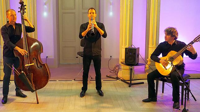 Im Spiegelsaal des Museums Art Plus sind drei Klezmermusiker von Weltklasse zu hören: der Bassist Florian Dohrmann (von links), der ...