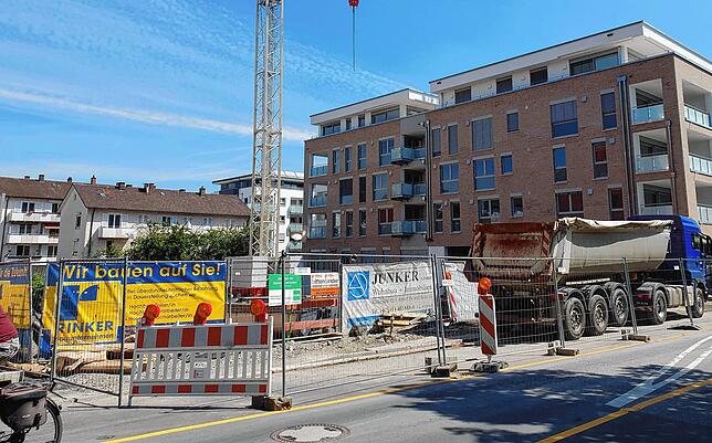 Direkt neben dem Baukomplex „City-Wohnen am See“ der Firma Junker Wohnbau aus Weingarten hat gleich nebenan das Bauprojekt ...