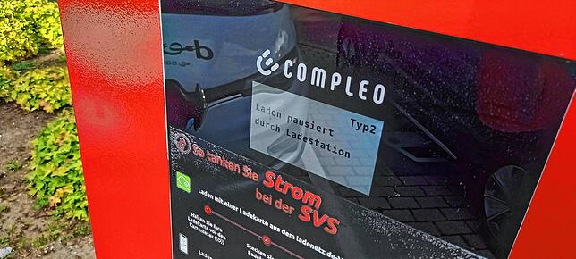 Wenn im Display Laden pausiert steht, stimmt etwas nicht. Die Ladesäule muss mit einer Karte freigeschaltet werden, bevor der ...
