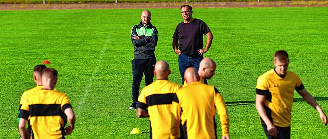 Blick nach vorn: Trainer Eike Elsasser (links) und sein Co-Trainer Roger Schubbe wollen den SV Herten nach der enttäuschenden Saison ...