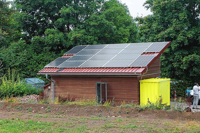 Um die Anlage mit Strom zu versorgen, wurden auf dem Toulettenhaus vier zusätzliche Solarpanelen angebracht