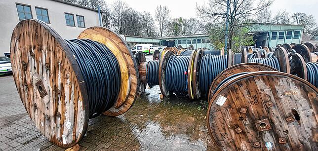 100 solcher Kabeltrommeln lagern aktuell noch auf dem Gelände an der Prinz-Fritzi-Allee.