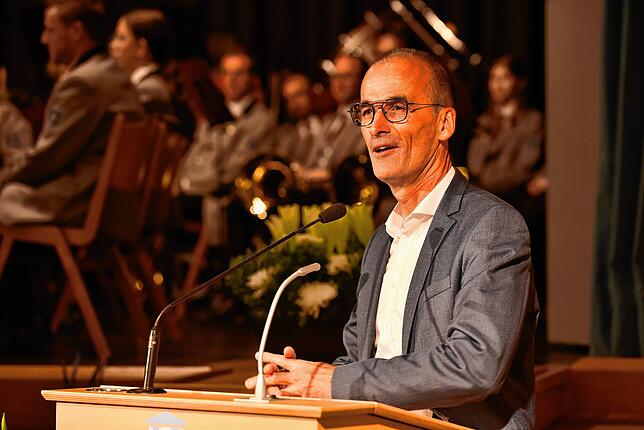 Schonachs Bürgermeister Jörg Frey gratuliert, stellvertretend für die Bürgermeister im Schwarzwald-Baar-Kreis, Patrick Haas zur ...