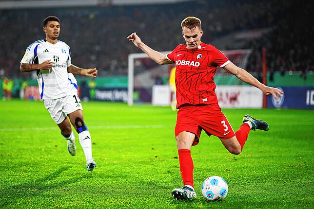 Freiburgs Philipp Lienhart (r) am Ball mit Hamburgs Ransford-Yeboah Königsdörffer