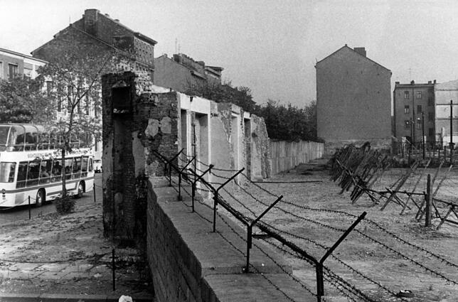 Blick auf die Berliner Mauer mit Sperranlagen und Todesstreifen, aufgenommen 1965 in der Bernauer Straße. Gut zu erkennen sind auch noch ...