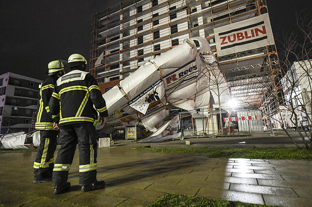 Auch in Freiburg hinterlässt Sturm Sabine seine Spuren. Hier ist ein umgekipptes Baugerüst zu sehen.
