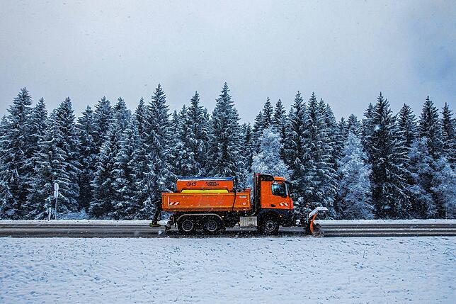 Ein Räumfahrzeug fährt bei Titisee-Neustadt auf der Bundesstraße B31 und räumt Schnee von der Straße. Nächtliche Schneefälle sorgten am ...