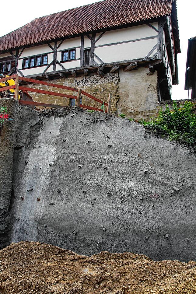 Unterhalb des „Alten Hauses“ wurde der Hang mit Beton befestigt, wobei das Gebäude auf einem Felsen steht.