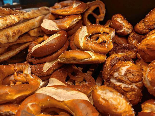 Der prallgefüllte Korb mit frischgebackenem Laugengebäck in der Paradies Bäckerei.