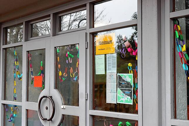Erstmals seit dem Neubau des Unterkirnacher Rathauses ist ein Wahllokal wieder in der Roggenbachschule untergebracht. Die farbenfrohen ...
