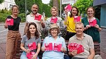 Die Gruppe Demokratiekick ist bei der „Langen Nacht der Demokratie“ (vorn, von links): Julia Ebner, Karin Lindemann, Fried Schüle, ...