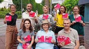 Die Gruppe Demokratiekick ist bei der „Langen Nacht der Demokratie“ (vorn, von links): Julia Ebner, Karin Lindemann, Fried Schüle, ...