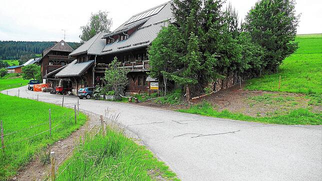 Ein Verkaufsautomat an der rechten Freifläche im Bild vor der Zimmerei Kienzler soll an der Uracher Streichenbachstraße aufgestellt werden.