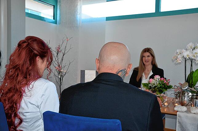 Stefanie und Jörg Engel geben sich auf dem Standesamt in Stockach das Ja-Wort. Im Hintergrund Standesbeamtin Sarah Streit.