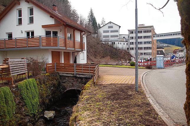 Hier geschah es: An der Kreuzstraße (rechts) stürzte der 30-Jährige in den Bach.