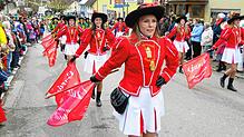Stürmisch bejubelt wird die große Garde, die im Zug mitmarschiert und kräftig ihre Fahnen schwingt. Ganz vorne ist Sarah Jehle zu sehen.