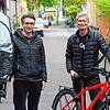 Philipp Pfeifer (links) mit dem ganzen Wip-Aufbau gegen Regen und Wind, rechts Tüftler René Wutig mit einem Fahrrad, auf dem nur die ...