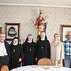Das Gruppenbild des Teams im Kloster Marienburg Ofteringen wurde vor den Bildnissen der Gründer gemacht. Links, das Bild von Sabina ...