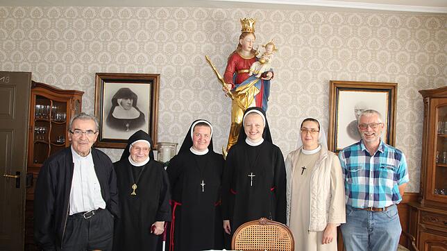 Das Gruppenbild des Teams im Kloster Marienburg Ofteringen wurde vor den Bildnissen der Gründer gemacht. Links, das Bild von Sabina ...