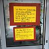 Zwei Schilder an der Eingangstür der Kita erklärten am Dienstagmorgen die Schließung.