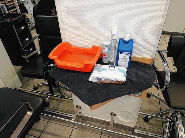 In Helmuts Haarstudio in Immenstaad gibt es Desinfektionsstationen für Hände und Werkzeuge, der Abstand zwischen den Kunden wurde ...