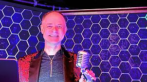 DJ 6tyfour Wolfgang Aich steht voll auf Retro und Oldies – und kommt mit diesem Party-Konzept bei den älteren Semestern an.