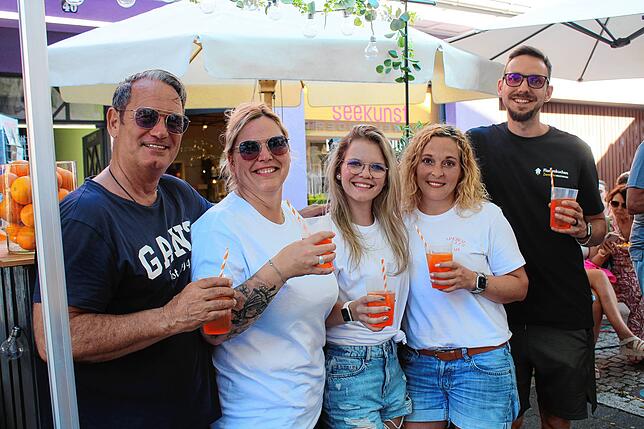 Jürgen, Nadine und Marie Maurer, Sarah Knaus und Manuel Lemke (von links) boten vor der „Seekunst“ Aperol Spritz und Flammkuchen an.