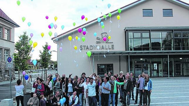 Gute Wünsche für Villa Milagrosa lassen Vereinsmitglieder und Unterstützer am zehnjährigen Jubiläum in den Himmel steigen.