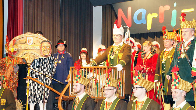 Narrenvater Wolfgang Haas hat seine Hennenschlitter am Freitagabend für die Begrüßung der Gäste um sich geschart.