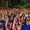 Beim Auftritt der Coverband Goodfellas tanzen und feiern tausende Besucher auf dem Muslenplatz. Zu hören gibt es die besten Hits der ...