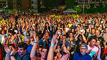 Beim Auftritt der Coverband Goodfellas tanzen und feiern tausende Besucher auf dem Muslenplatz. Zu hören gibt es die besten Hits der ...