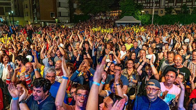 Beim Auftritt der Coverband Goodfellas tanzen und feiern tausende Besucher auf dem Muslenplatz. Zu hören gibt es die besten Hits der ...