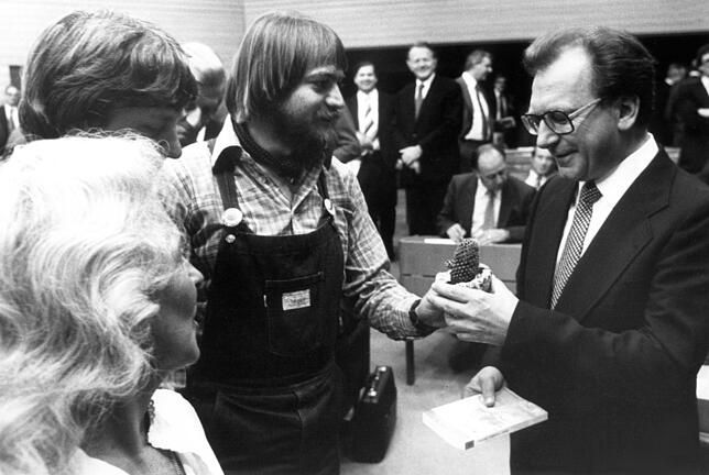 Mit Latzhose im Landtag: CDU-Ministerpräsident Lothar Späth bekommt 1980 nach seiner Wahl zum Ministerpräsidenten vom ...