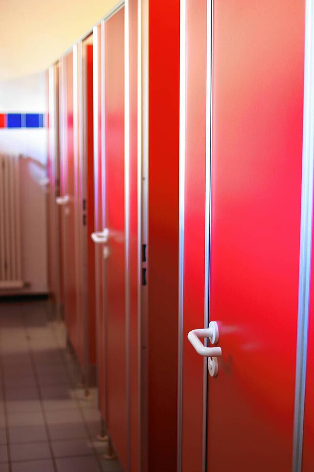 In der Sommertalschule ist jede zweite Kabine verschlossen, jedes zweite Waschbecken abgeklebt. Betreten dürfen die Toilette immer nur ...