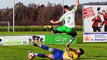 Die SpVgg F.A.L. (Jannik Karg, am Boden) stoppte den Siegeszug der DJK Doneuahscingen (Max Schneider) und gewann 3:2.