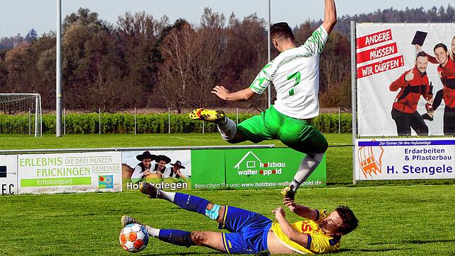 Die SpVgg F.A.L. (Jannik Karg, am Boden) stoppte den Siegeszug der DJK Doneuahscingen (Max Schneider) und gewann 3:2.