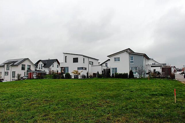 Zwischen den bereits bestehenden Wohngebieten entsteht auf der freien Fläche jetzt mit 16 Gebäuden der letzte Teil der Bebauung.