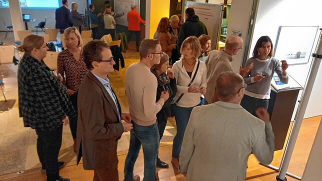 Angeregtes Diskutieren darüber, wie sich die Innenstadt lebendiger gestalten lässt: Im Ex-Café Ambasadorka fand der vierte ...