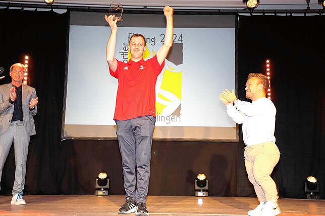Der Badminton-Spieler Julian Rublack freut sich über den Sport-Sonderpreis. Rechts Kugelstoßer Niko Kappel, links Michael Stehle, die ...