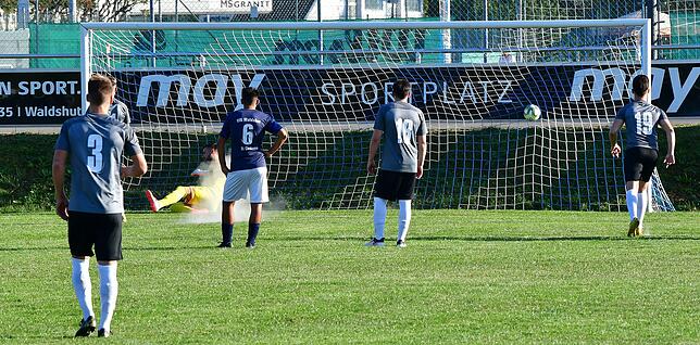 Bild 30: VfB Waldshut feiert schmeichelhaften 3:2-Sieg gegen Bosporus FC Friedlingen &ndash; und wir haben die Bilder!