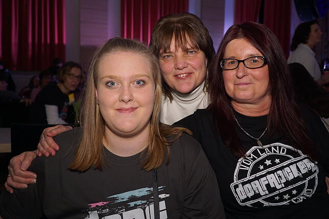 Bild 3: Mit Polonaisen und Ballermann-Feeling durch den Saal &ndash; Bilder der Dorfrocker in Löffingen