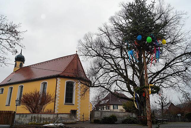 Geht nicht, gibt es nicht bei der Stettener Narrengemeinschaft: Aus dem Weihnachtsbaum zwischen Kirche und Rathaus machten sie kurzer ...