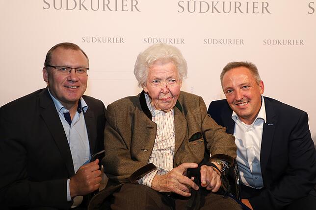 Bis zuletzt interessiert am SÜDKURIER: Brigitte Weyl bei einer Feier im Jahr 2019 mit Andreas Ambrosius (links) und Jörg-Peter Rau aus ...