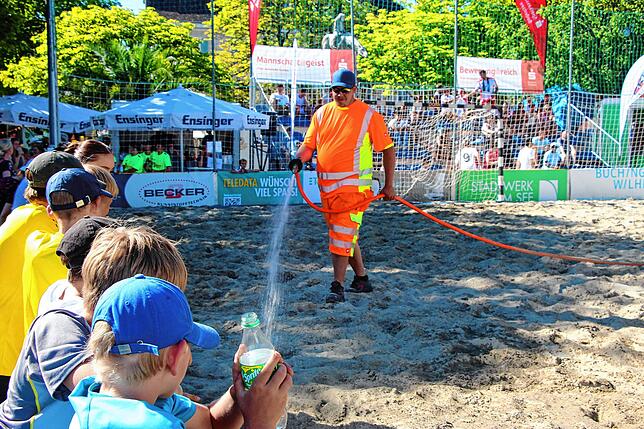 In den Spielpausen musste der Sand immer wieder bewässert werden.