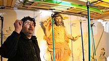 Bruno Siegelin in seinem Element &ndash; derzeit leitet er die komplizierte Renovation des Münsters von Radolfzell. Über das Gerüst ...