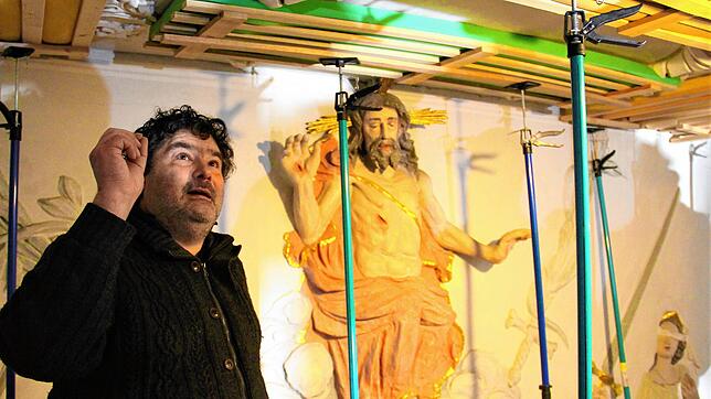 Bruno Siegelin in seinem Element &ndash; derzeit leitet er die komplizierte Renovation des Münsters von Radolfzell. Über das Gerüst ...