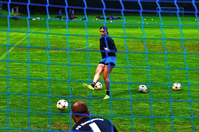 Schusstraining: Für Torwarttrainerin Maike Bergdorf vom FC Dettighofen ist es kein Problem, die Übungen mit Dirk Berz selbst durchzuführen.