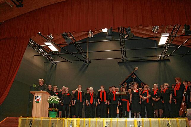 Der Gastchor Sängerkreis Schweinfurt mit seinen 40 angereisten Sänger und Sängerinnen mit dem stellvertretenden Kreischorleiter Bernhard ...